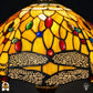 Close-up verlichte kap Libellula Aurea ⌀30, goudgele glas-in-lood panelen met rode en groene ovale juwelen en libellenfries langs rand