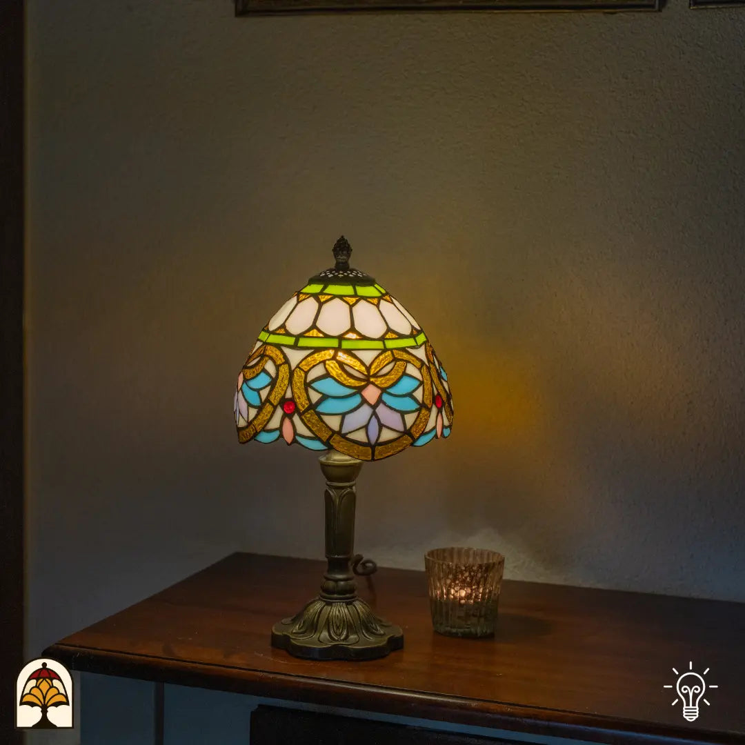 Verlichte Tiffany lamp tafellamp Lucette ⌀20 cm in interieur – crème koepelkap met groene sierband, libellemotief, bronzen kolomvoet