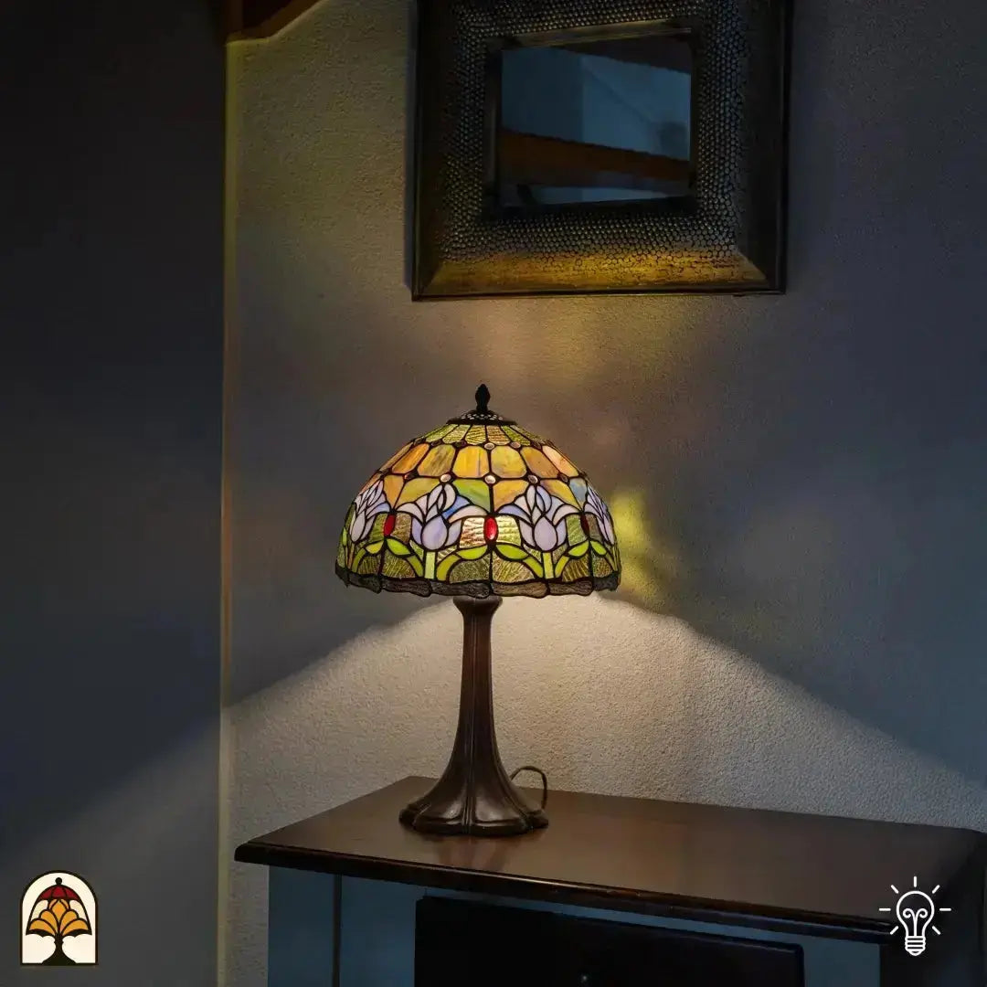 Tiffany lamp tafellamp Tulipa Lilac Sereno ⌀30 cm verlicht in interieur – lila tulpenkap, warm licht