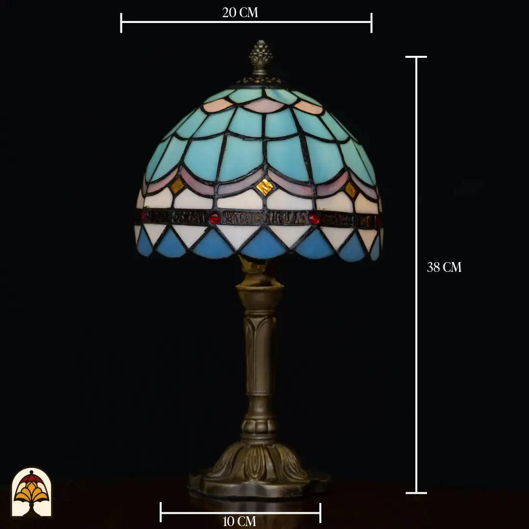 Maatafbeelding Tiffany tafellamp Sapphire: 20 cm breed, 38 cm hoog, voet 10 cm – blauwe koepelkap met visschubbenpatroon op bronzen kolomvoet