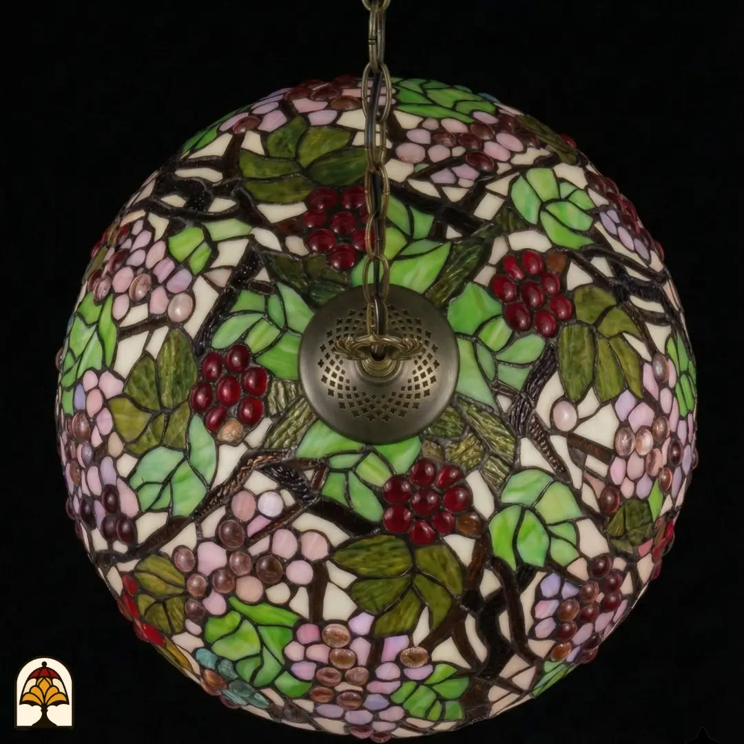 Bovenaanzicht onverlichte koepelkap Tiffany hanglamp Sylva Berria, wijnrankmotieven met rode en lila druiven en groene bladeren in glas-in-lood