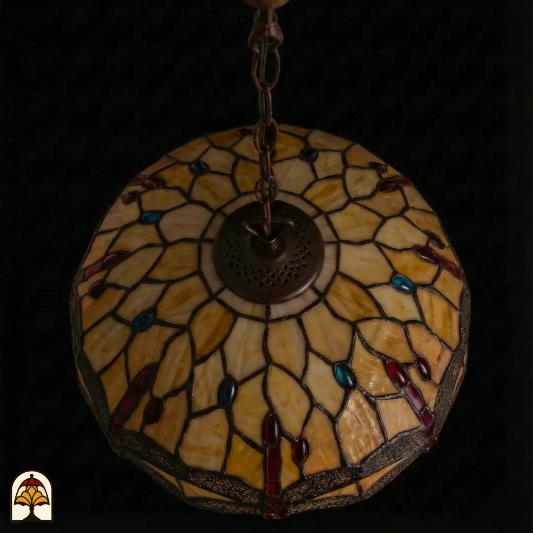 Bovenaanzicht onverlichte kap Tiffany hanglamp Libelle, geel-amber glas-in-lood met rode en blauwe accenten, libellenmotieven langs de rand, centrale bronzen fitting