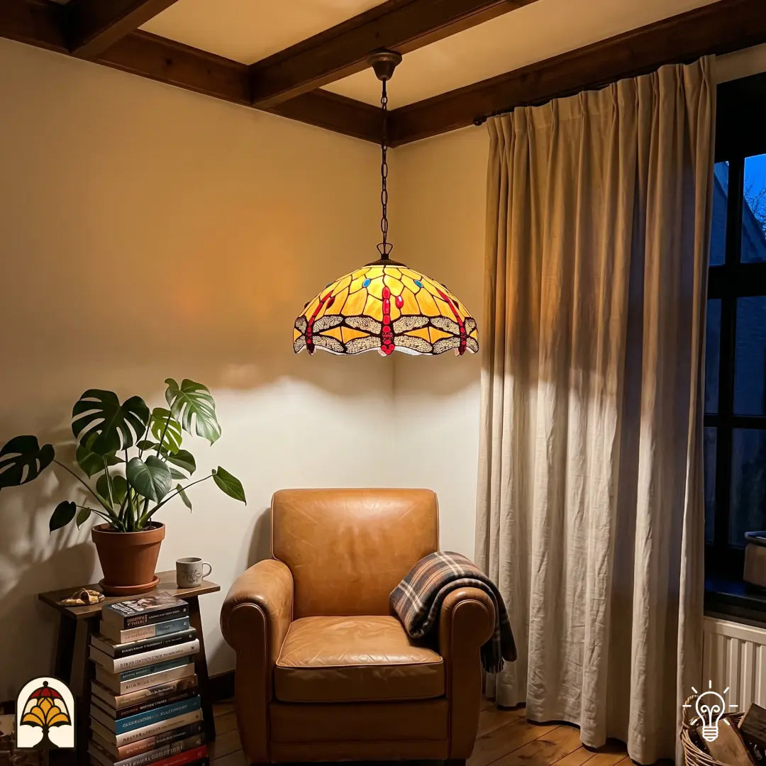 Detailopname verlichte kap Tiffany hanglamp Libelle ⌀25 cm – geel-amber glas-in-lood met libellenmotieven en rode accenten