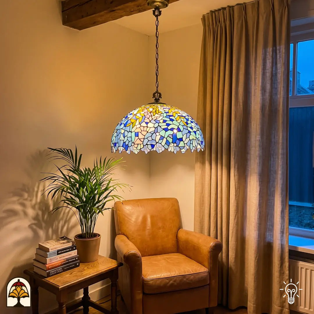 Verlichte Tiffany hanglamp Drizzle Bleu ⌀50 cm in interieur – blauwe en turquoise glas-in-lood bloemmotieven, gele bladaccenten, bronzen ketting
