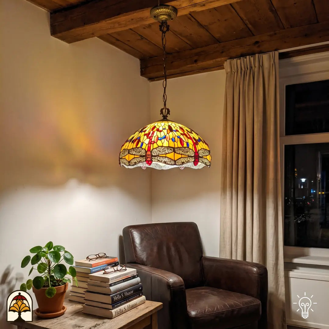 Verlichte Tiffany hanglamp Libellula Aurelia ⌀50 cm in interieur – gele glas-in-lood kap met libellenfries, rode en blauwe juwelen, bronzen ketting