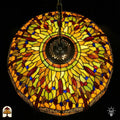 Bovenaanzicht verlichte kap Libellula Aurelia ⌀50, gele en groene glas-in-lood panelen met rode en blauwe juwelen, libellenfries, bronzen centrale fitting