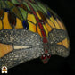 Close-up onverlichte libellenmotief langs rand kap Libellula Aurelia ⌀50, gele panelen, grijze libellenvleugels met rode juwelen en rode glasaccenten