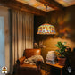 Verlichte Tiffany hanglamp Solara Mosaïque ⌀45 cm in interieur – amberkleurige mozaïekkap met groene glaskralen, bronzen ketting