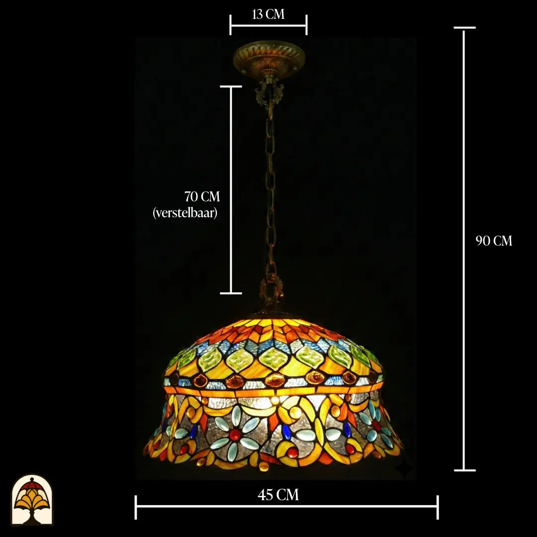 Tiffany lamp hanglamp met maatindicaties: diameter kap 45 cm, totale hoogte 90 cm, ketting 70 cm verstelbaar, plafondrozet 13 cm; verlichte kap met groene diamantglaskralen en lichtblauwe bloemkralen zichtbaar