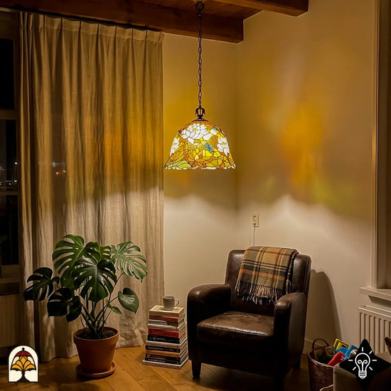 Verlichte Tiffany hanglamp Lotus Jardin ⌀40 cm in interieur – witte en oranje-gele lotusbloemen, groene waterleliebladen, bronzen ketting