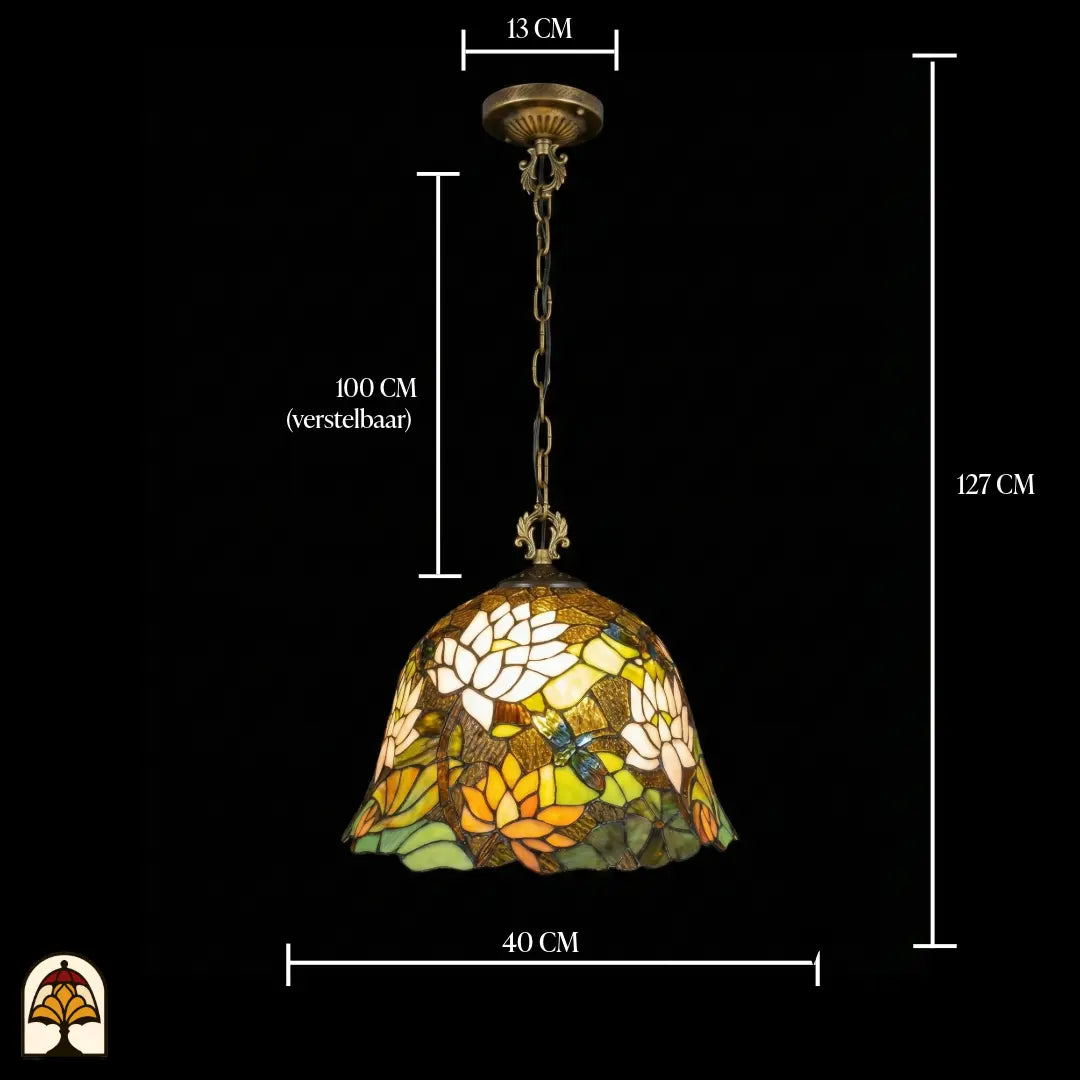 Tiffany lamp hanglamp met maatindicaties: diameter kap 40 cm, totale hoogte 127 cm, ketting 100 cm verstelbaar, plafondrozet 13 cm; klokvormige kap met witte en oranje lotusbloemen en groene waterleliebladen