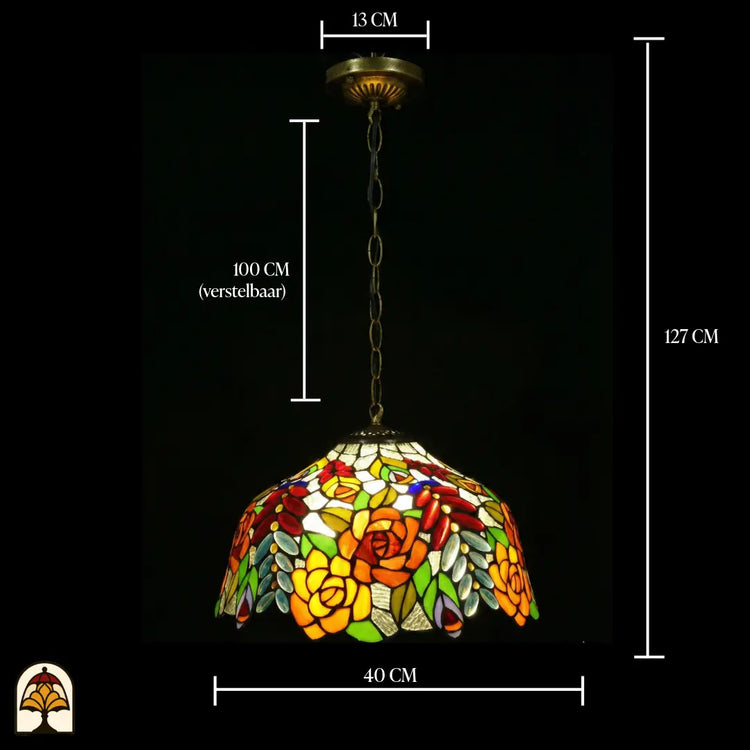 Tiffany lamp hanglamp met maatindicaties: diameter kap 40 cm, totale hoogte 127 cm, ketting 100 cm verstelbaar, plafondrozet 13 cm; verlichte kap met oranje-gele rozen en rode glaskralen zichtbaar