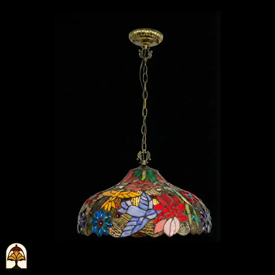 Tiffany lamp hanglamp onverlicht, volledig beeld met bronzen plafondrozet en lange bronzen ketting, koepelvorm met kleurrijk bloemenpatroon in rood, blauw, geel en groen glas-in-lood, gekartelde onderkant