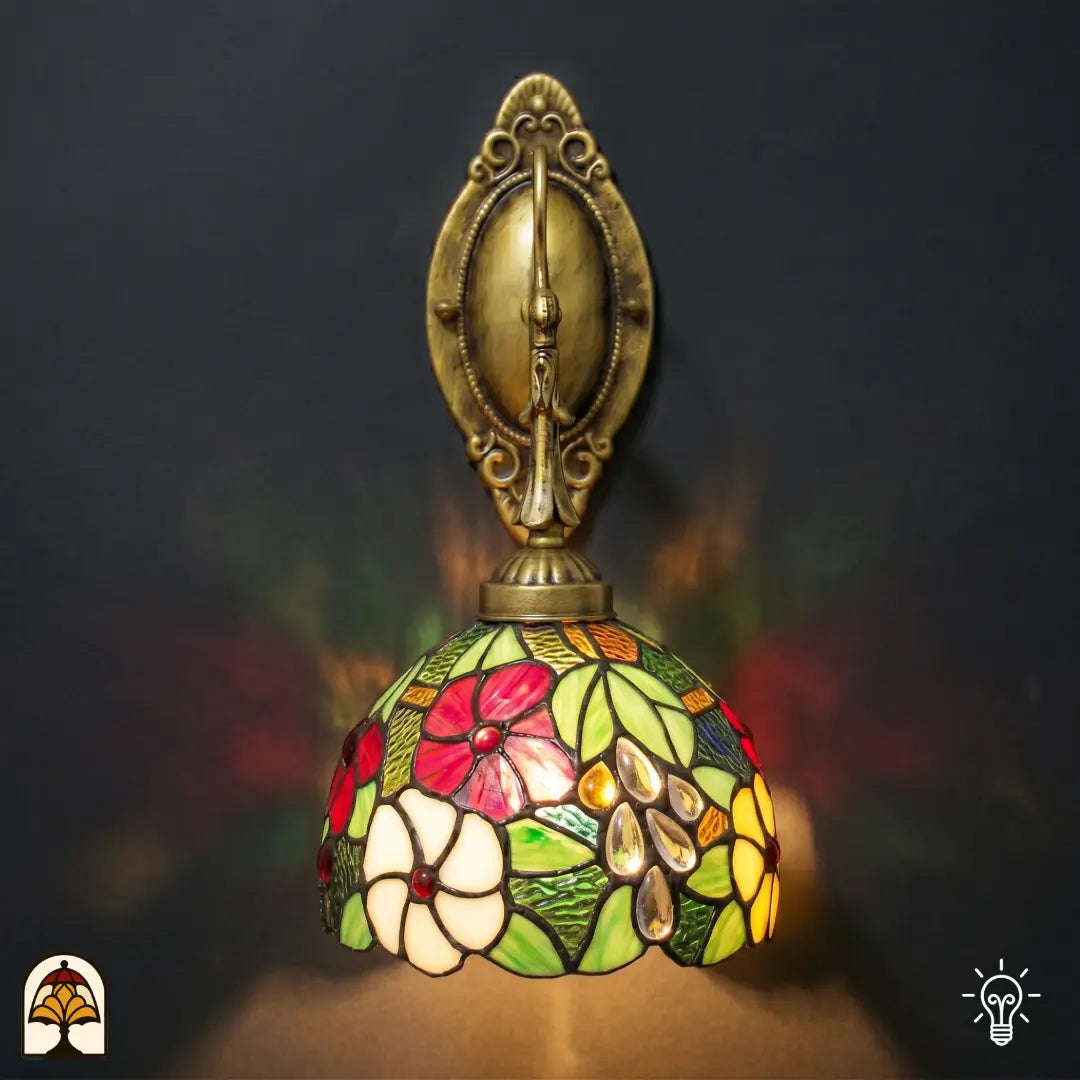 Bovenaanzicht Tiffany wandlamp Floral Garden met bronzen ovale wandplaat, kap met rode, roze en witte bloemen in glas-in-lood frontaal zichtbaar