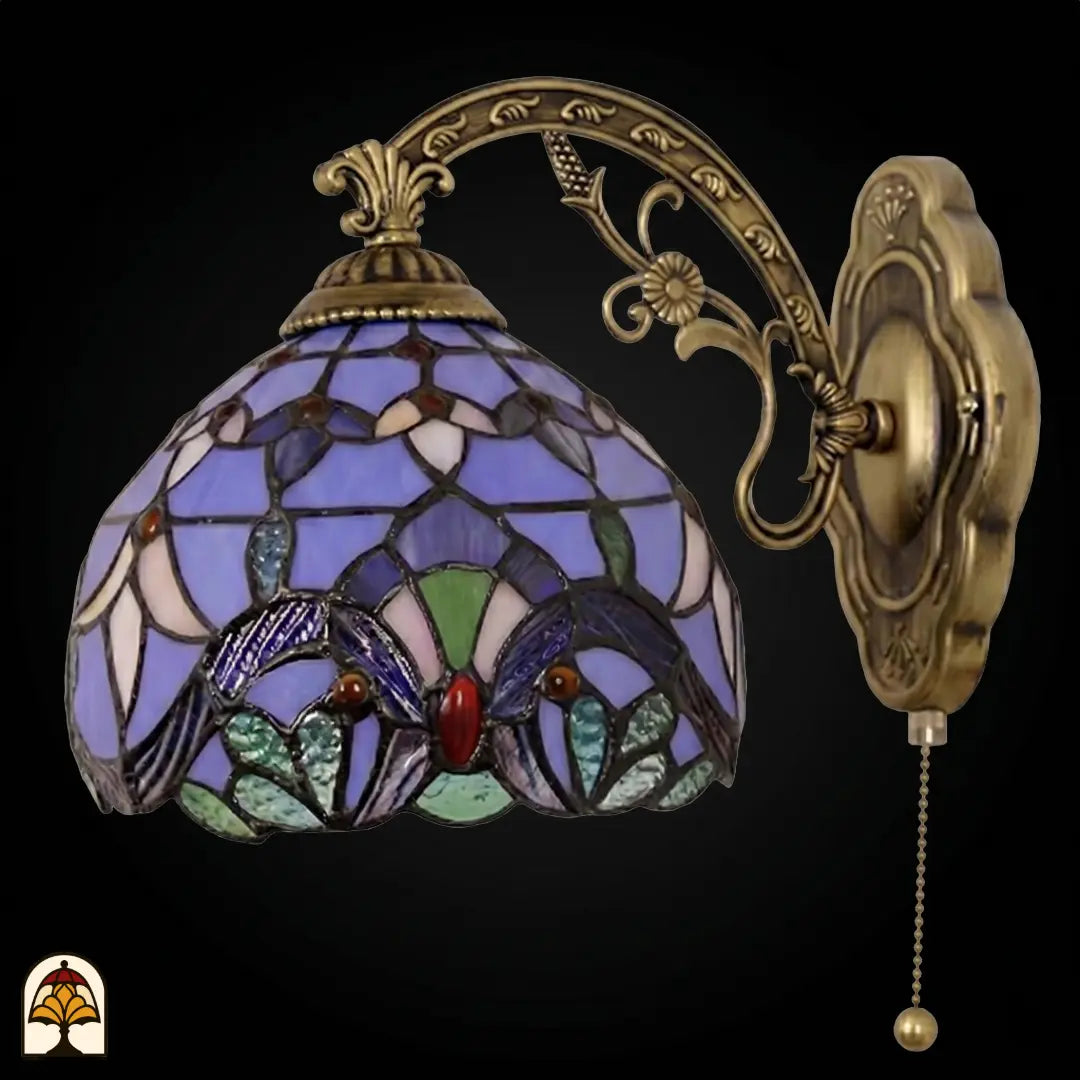 Onverlichte Tiffany wandlamp Royal Mosaic van voren, kap met lavendelblauwe en roze glas-in-lood vlakken, gele bloemen en groene bladeren onderaan