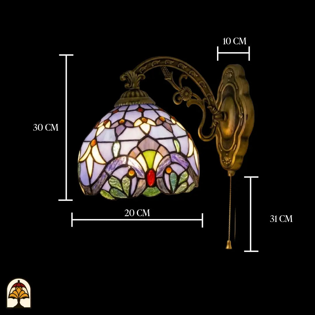 Maatafbeelding Tiffany wandlamp Royal Mosaic: 30 cm hoog, 20 cm breed, 10 cm diep, trekschakelaar 31 cm, bronzen arm met lavendelblauwe kap
