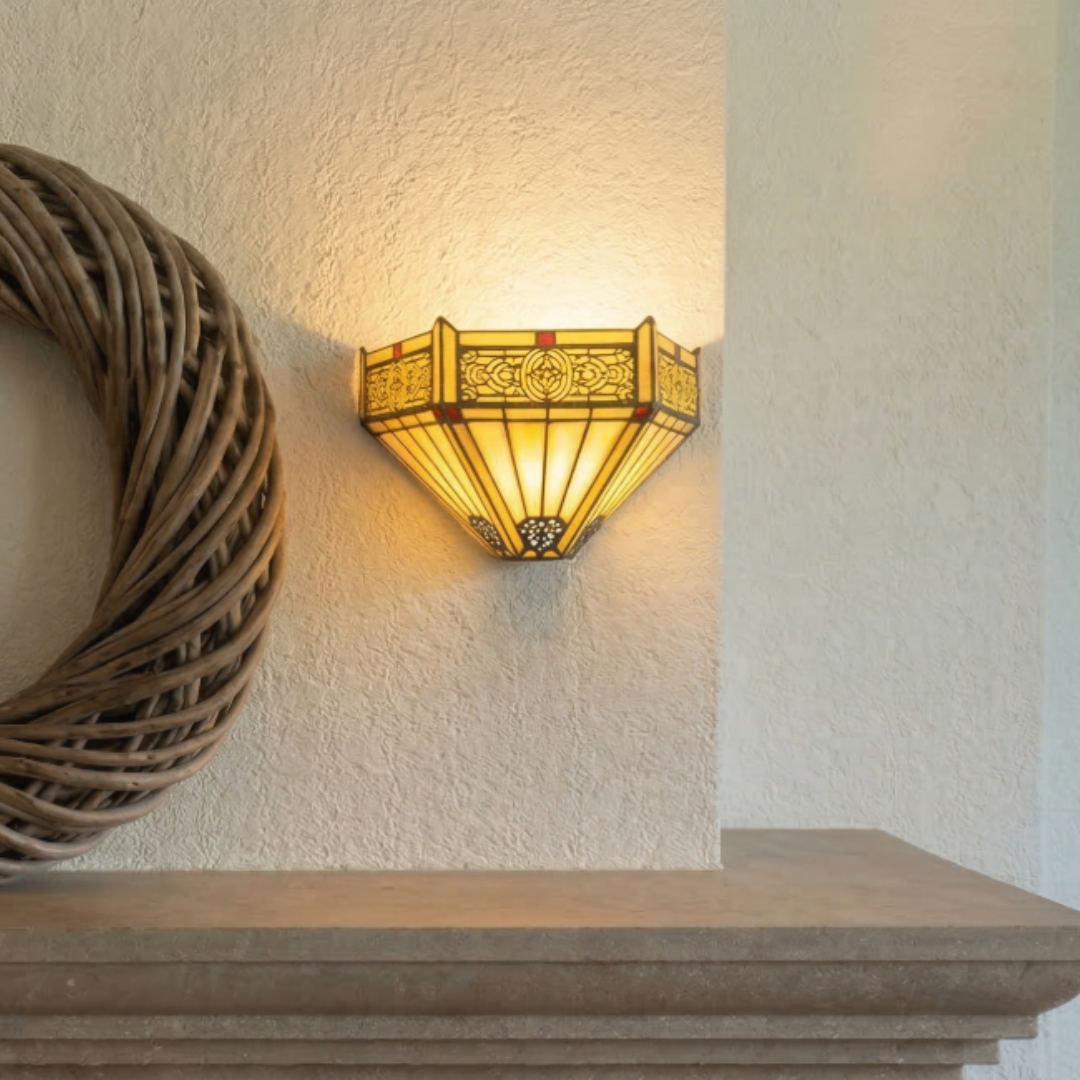 Een authentieke Tiffany tafellamp met een bolvormige glazen kap, gedecoreerd met een gedetailleerd patroon van rode bloemen en groene bladeren. De lamp heeft een klassieke, donkere voet en verspreidt een warme, sfeervolle gloed die perfect past bij een interieur vol karakter en vakmanschap. Deze handgemaakte glas-in-lood lamp van De Sierkamer is een uniek kunstobject voor in de woonkamer.