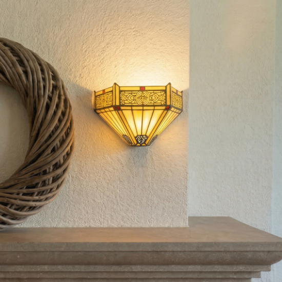 Een authentieke Tiffany tafellamp met een bolvormige glazen kap, gedecoreerd met een gedetailleerd patroon van rode bloemen en groene bladeren. De lamp heeft een klassieke, donkere voet en verspreidt een warme, sfeervolle gloed die perfect past bij een interieur vol karakter en vakmanschap. Deze handgemaakte glas-in-lood lamp van De Sierkamer is een uniek kunstobject voor in de woonkamer.