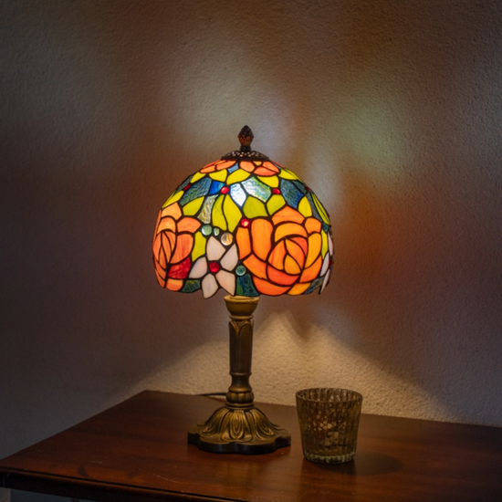 Klassieke tiffany lamp met kleurrijk bloemenmotief op een tafel