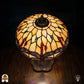 Bovenaanzicht verlichte koepelkap Tiffany tafellamp Libelle Elegance, geel-amber glas-in-lood met rode druppels, blauwe accenten en libellenmotieven, bronzen centrale fitting
