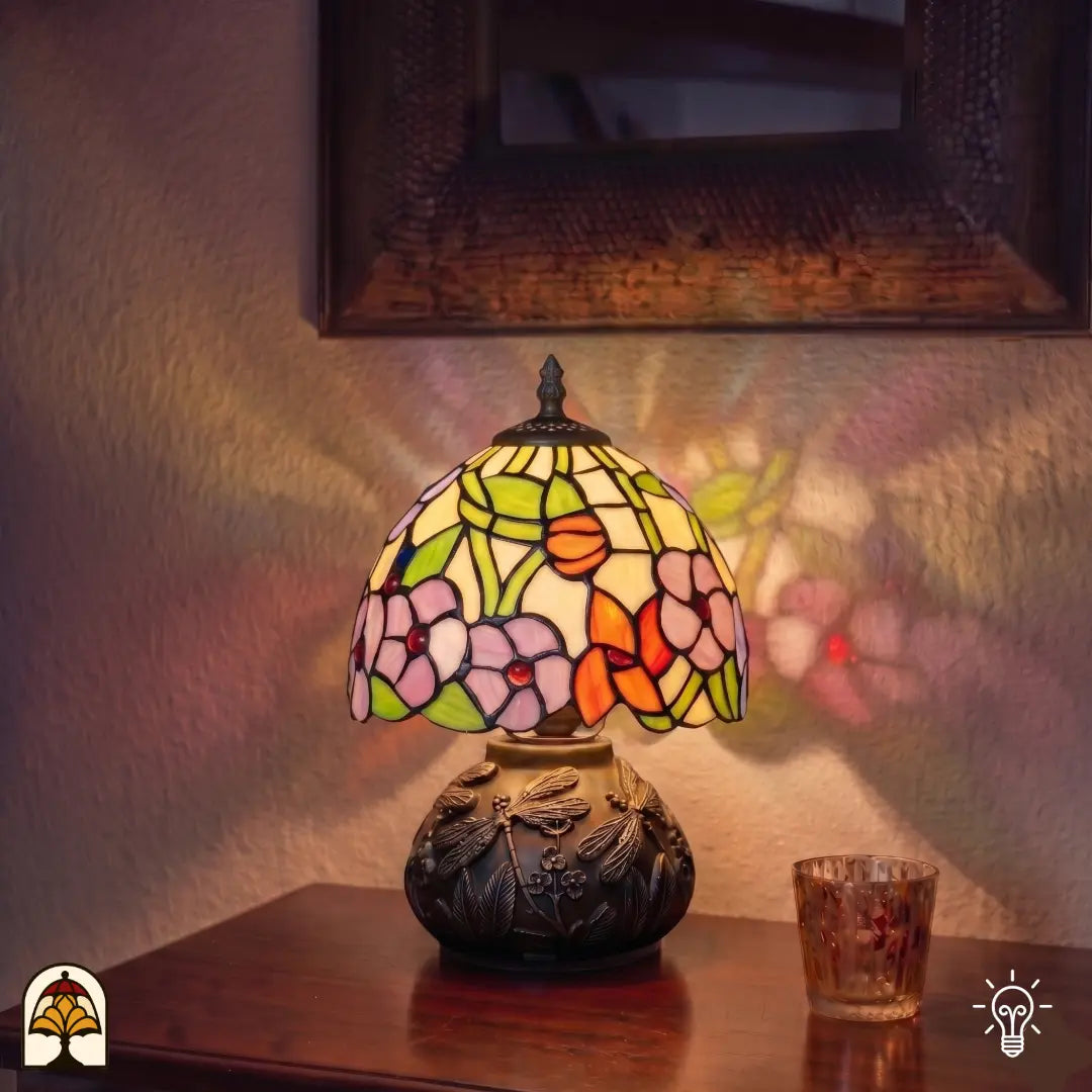 Verlichte Tiffany tafellamp Amber Flora Classic ⌀20 cm in interieur – kap met roze bloesemmotieven op gekleurd glas-in-lood, warm licht