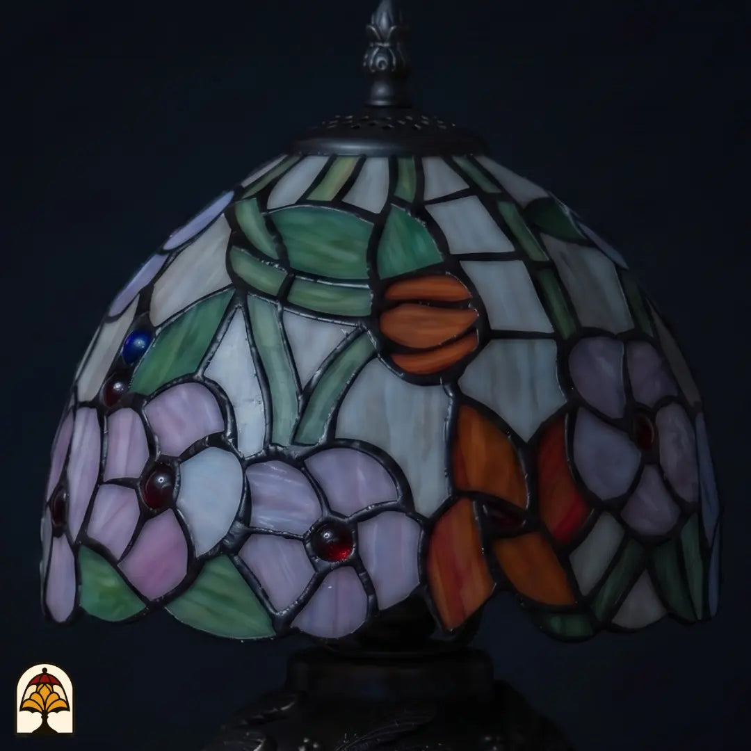 Close-up onverlichte kap Tiffany tafellamp Amber Flora Classic ⌀20 cm – roze bloesems en amber glas-accenten in daglicht