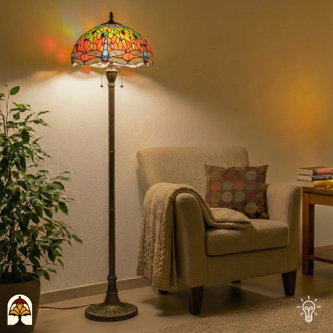 Tiffany lamp vloerlamp Libellula Azul verlicht in woonkamer – naast fauteuil, warm blauw licht