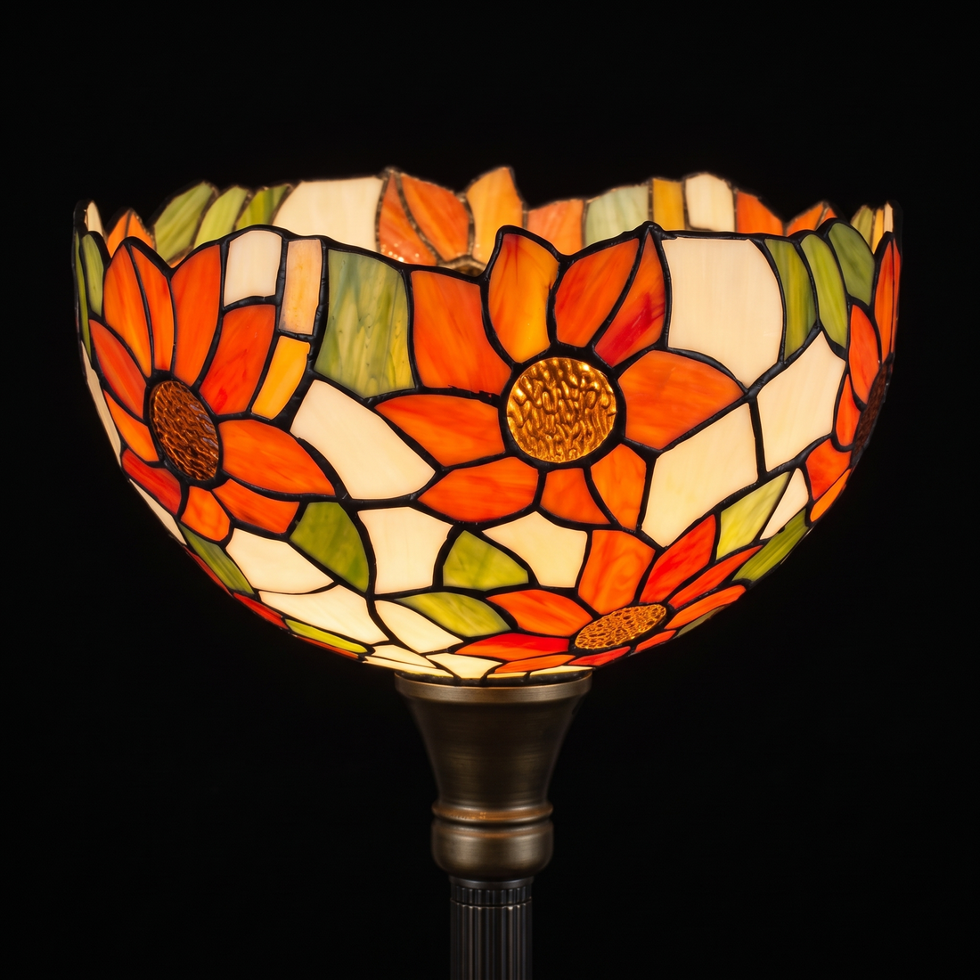 Tiffany vloerlamp Solea Uplighter ⌀30 cm – close-up verlichte glas-in-lood kap met zonnebloemen en amberkleurige harten