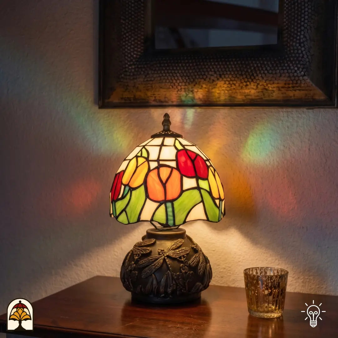 Tiffany tafellamp Holland Golden Tulip in interieur verlicht – Hollandse tulpen in glas-in-lood