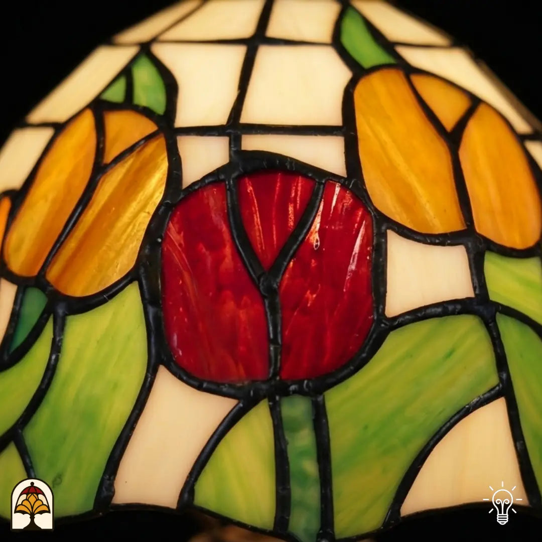 Close-up lampenkap Holland Golden Tulip – rode en gele tulpen met groene bladeren in glas