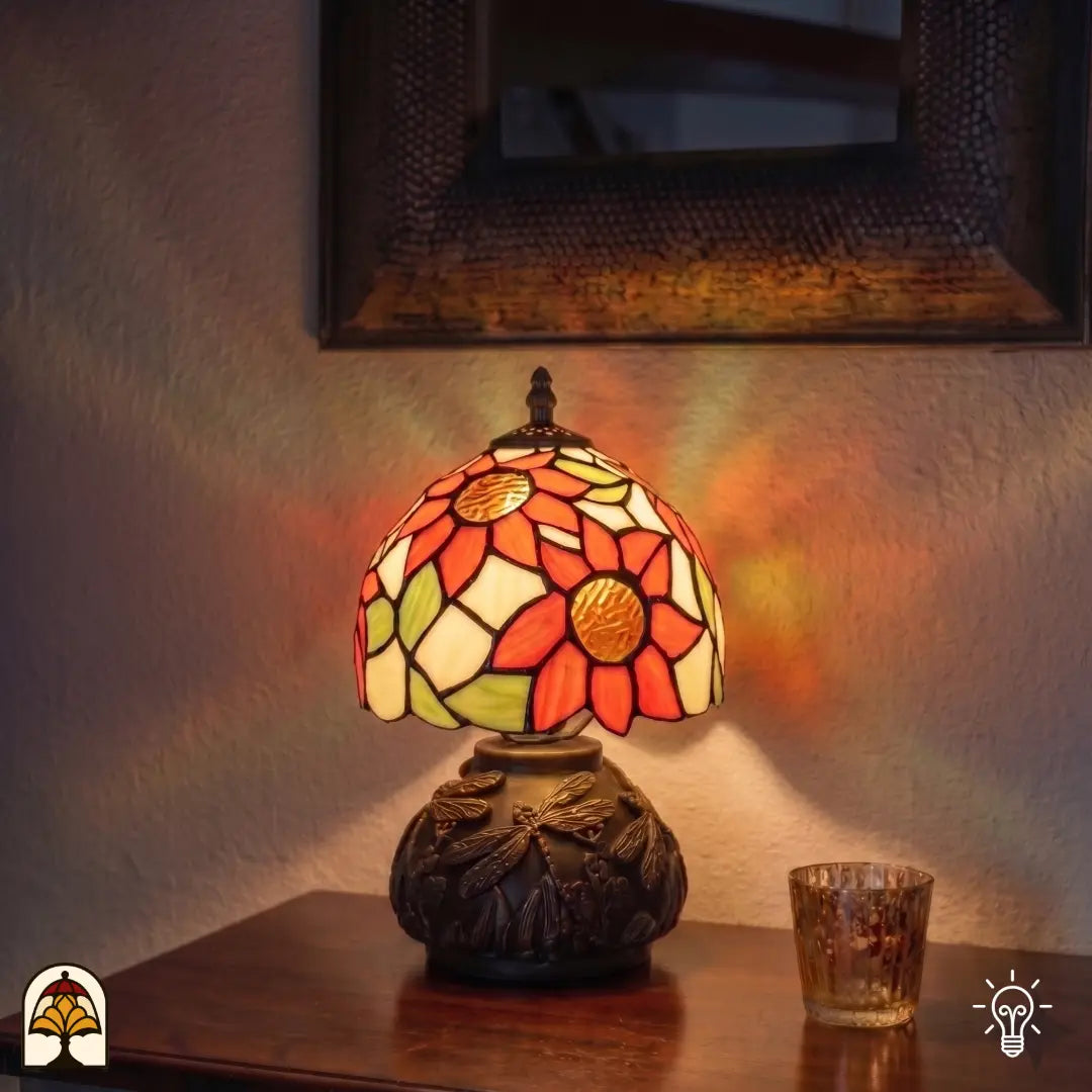 Tiffany tafellamp Solea Radix in interieur verlicht – zonnige sfeer met oranje en geel glas