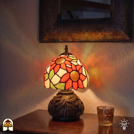 Tiffany tafellamp Solea Radix in interieur verlicht – zonnige sfeer met oranje en geel glas