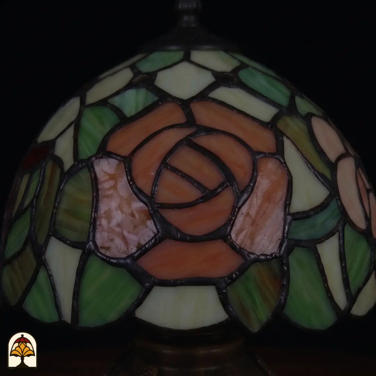 Close-up lampenkap Silvae Rosea onverlicht – rozendetails in glas-in-lood
