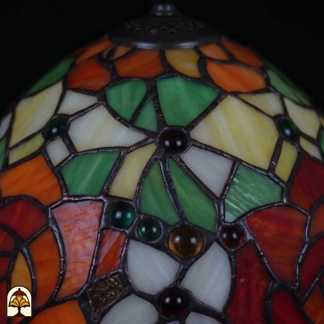 Close-up lampenkap Viola Ember onverlicht – rozendetails in glas-in-lood