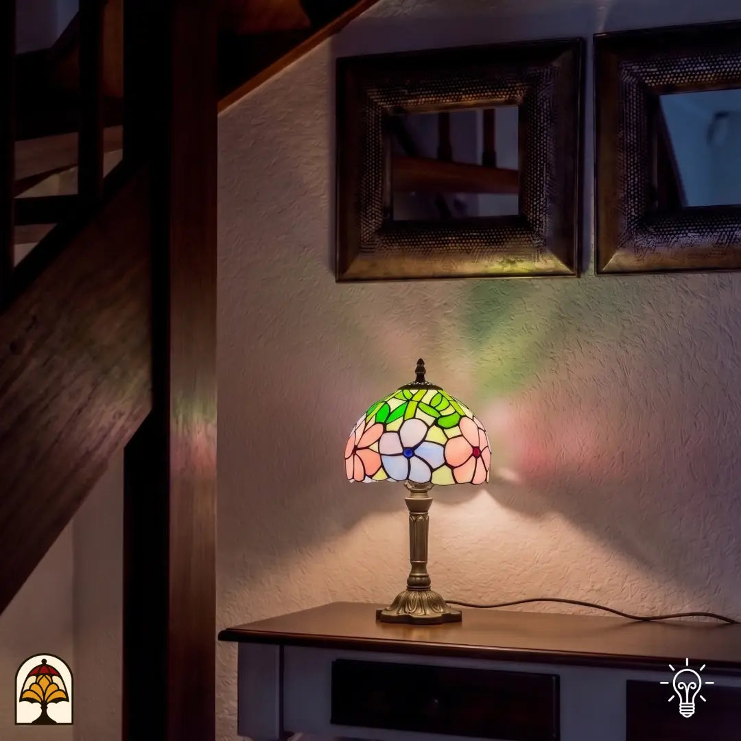 Verlichte Tiffany lamp tafellamp Majestueuze Iris ⌀20 cm in interieur – koepelkap met roze en lila irisbloemen, bronzen voet, pastelsfeer