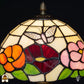 Close-up lampenkap Papilio Reginae – oranje, rood en roze bloemen met vlinder in glas