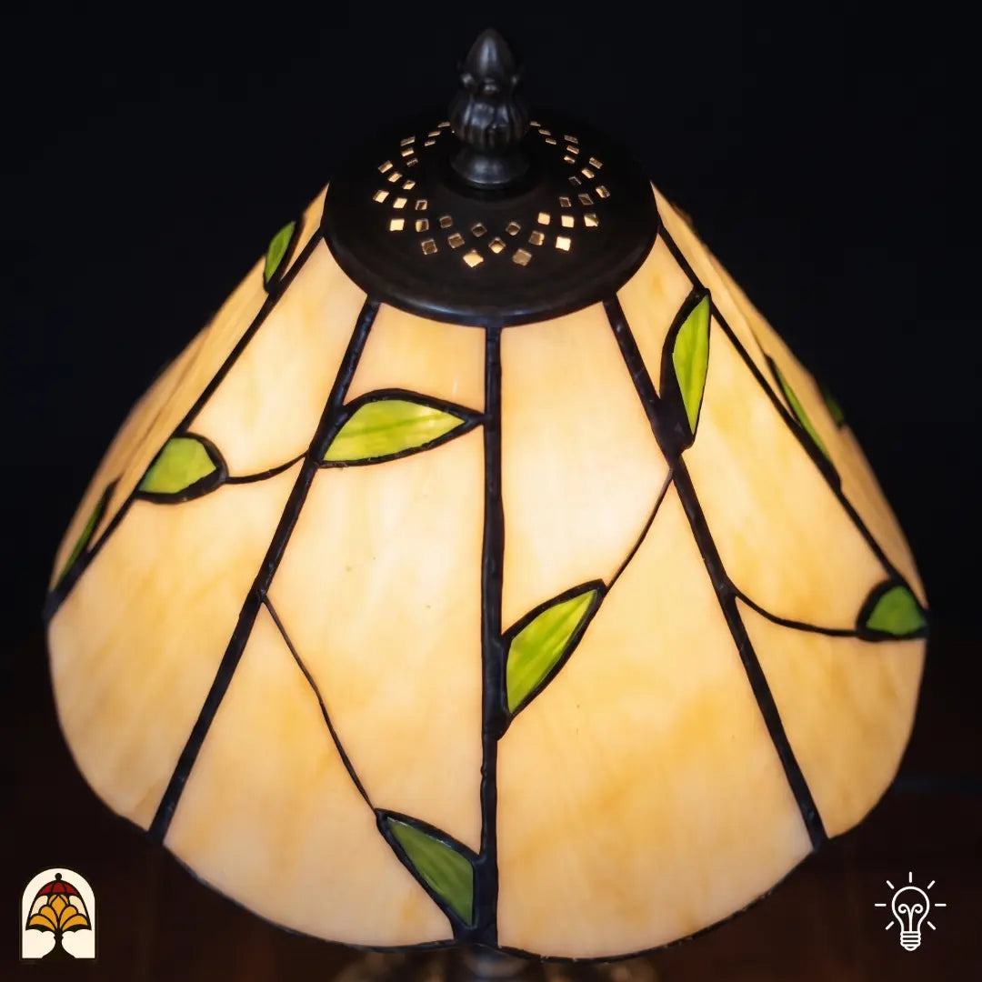 Close-up lampenkap Lumina Foliage – groene bladmotieven op crèmewit glas