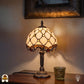 Tiffany tafellamp Rosa Zaffiro verlicht in interieur op houten tafel, sfeervolle warmte