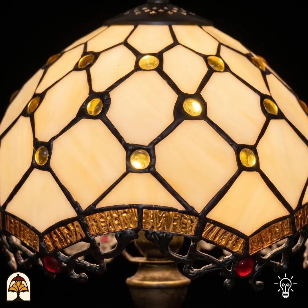 Close-up verlichte kap Tiffany lamp tafellamp Reticolo d'Oro ⌀20 cm – gouden juwelen en crème glas in diamantvorm
