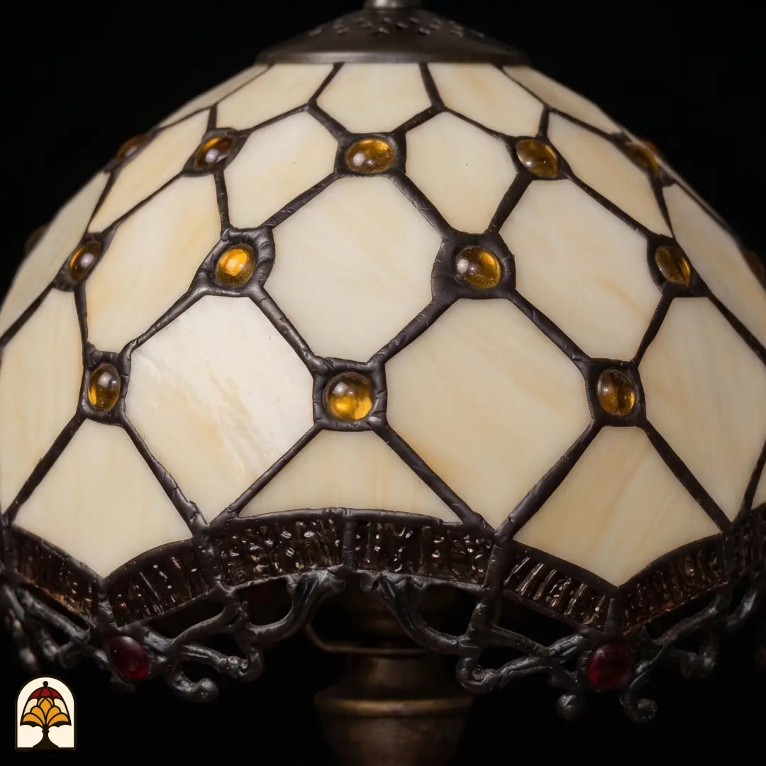 Close-up onverlichte kap Tiffany lamp tafellamp Reticolo d'Oro ⌀20 cm – crème glas met bruinoranje juwelen en sierrand