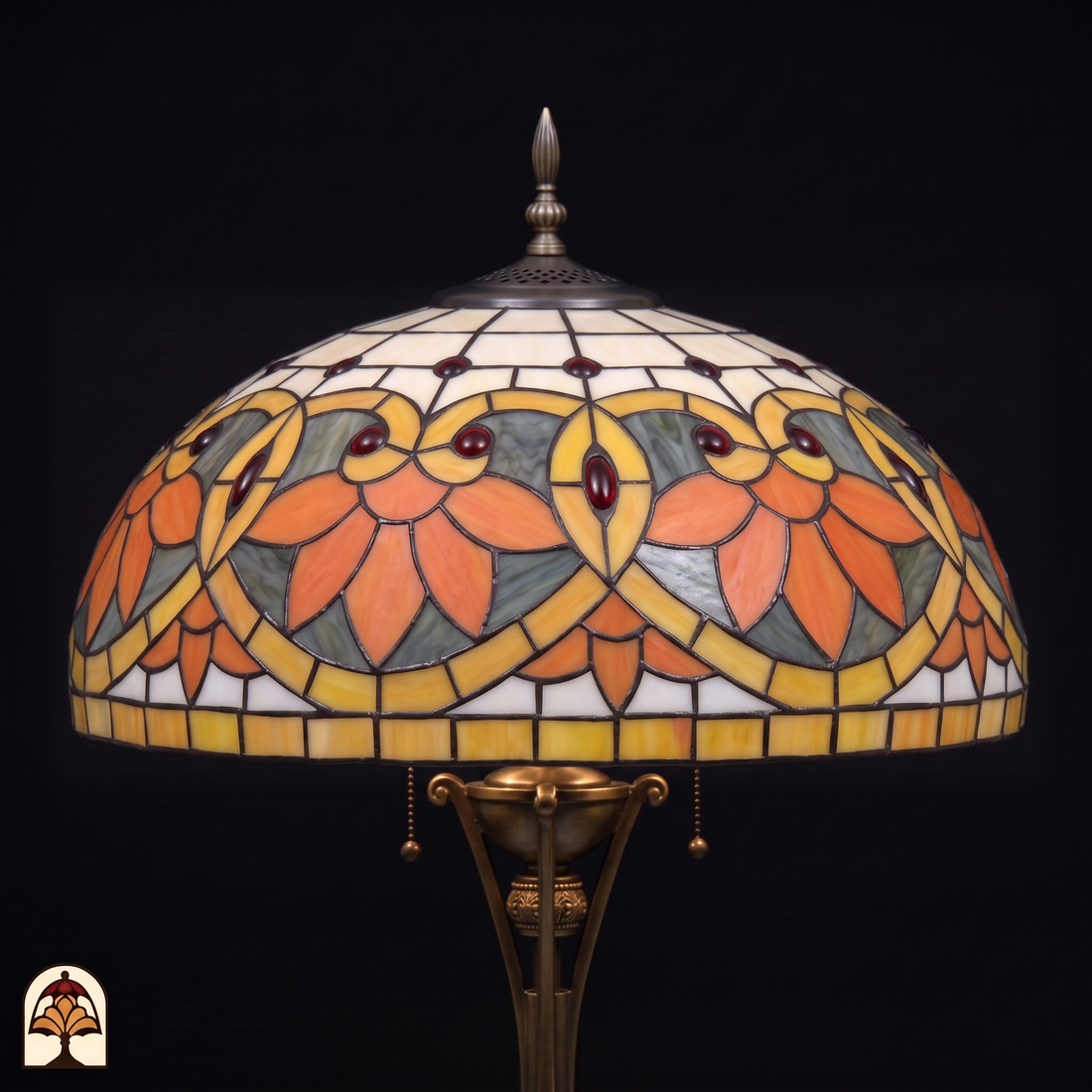 Tiffany vloerlamp Fiorella d'Oro ⌀50 cm – close-up onverlichte kap, oranjerode bloemen, grijsgroen glas en crèmekleurige kruin