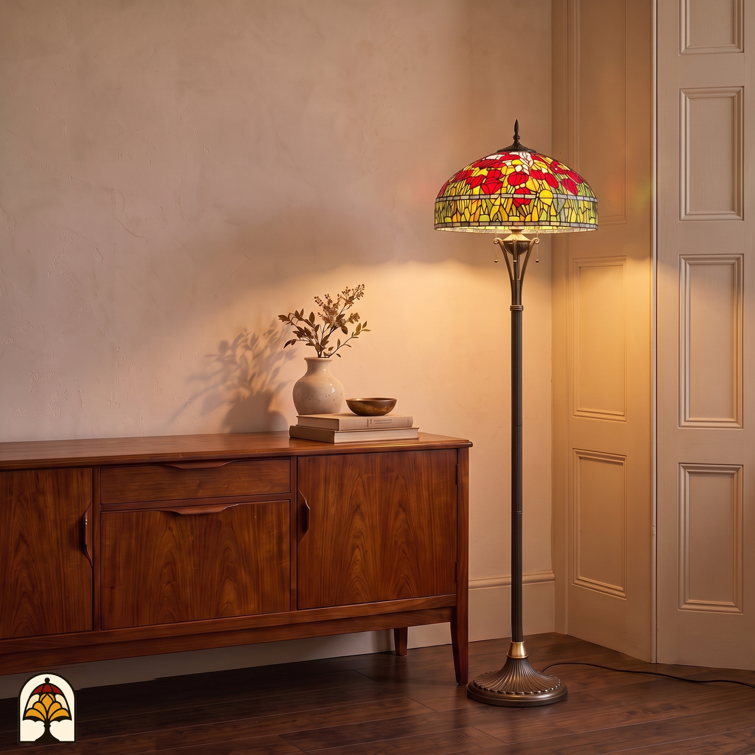 Tiffany vloerlamp Tulipa Rosso Azul ⌀50 cm – sfeerfoto naast houten dressoir, warm tulpenlicht in een lichte woonkamerhoek