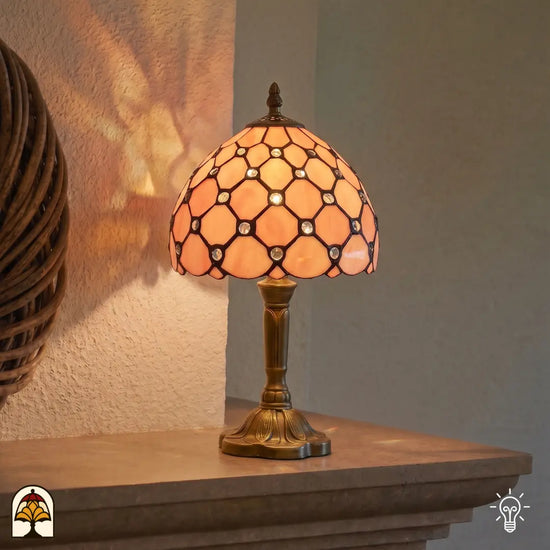 Tiffany tafellamp Nuvola Rosa in interieur verlicht – zachte roze gloed