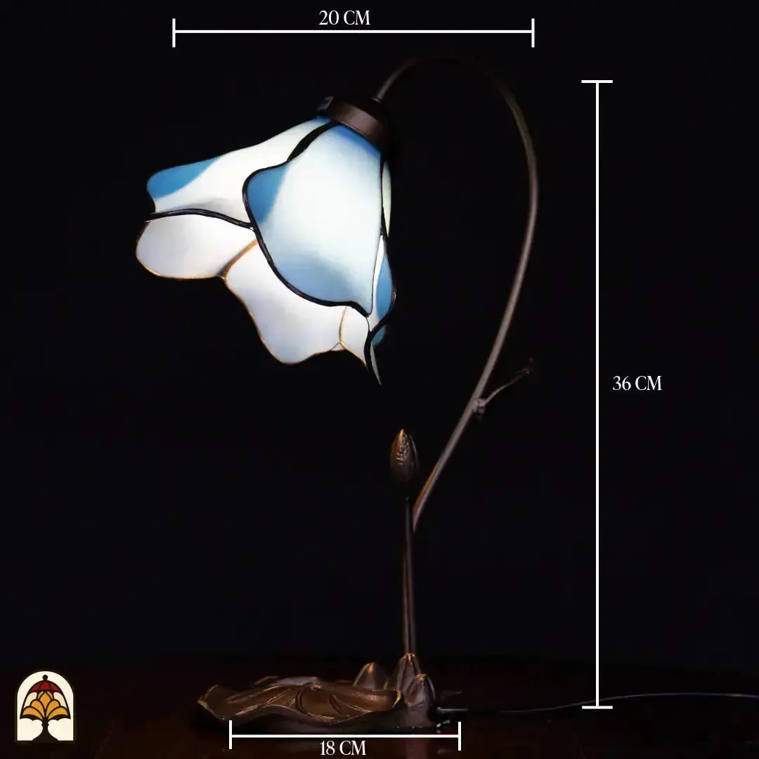 Maatafbeelding Tiffany tafellamp Lotus Azzurro — kapdiameter ⌀20 cm, totale hoogte 36 cm, voetdiameter 18 cm