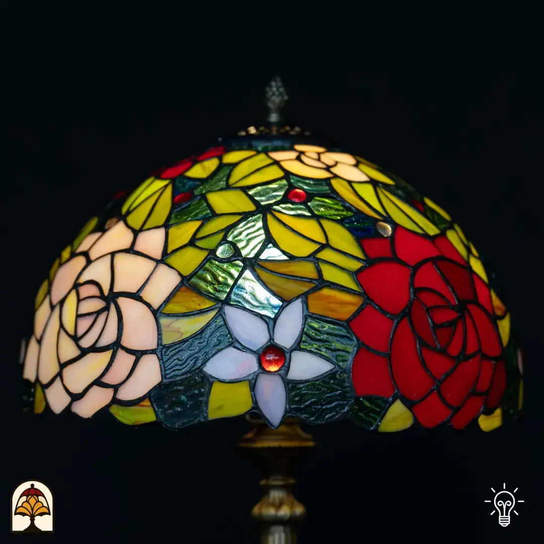 Close-up verlichte kap Tiffany lamp tafellamp Rosetta ⌀30 cm – rozetmotief in glas-in-lood, gekleurde edelstenen