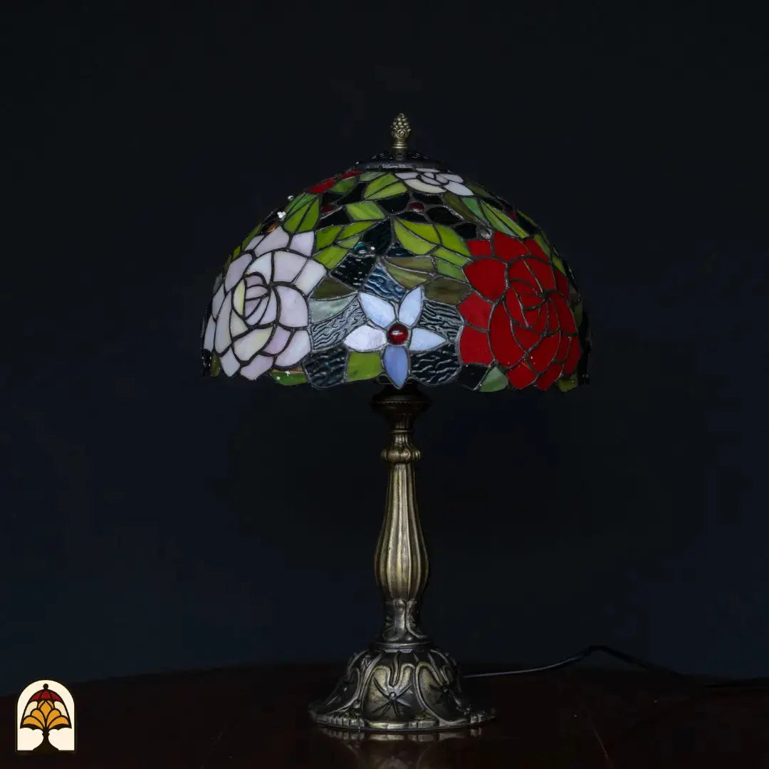 Onverlichte Tiffany lamp tafellamp Rosetta ⌀30 cm op zwarte achtergrond – kap met rozetmotief, bronzen kolomvoet