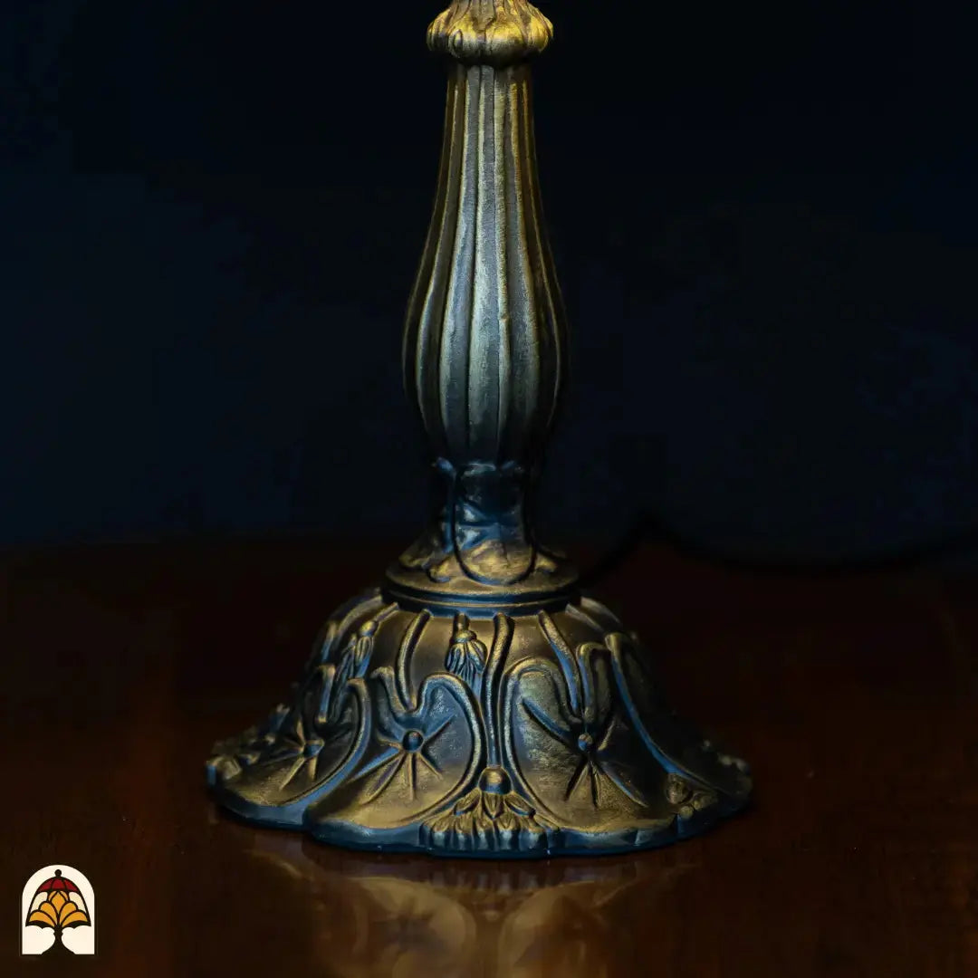 Close-up bronzen kolomvoet Tiffany lamp tafellamp Rosetta ⌀30 cm – sierlijk gegoten voet met reliëf