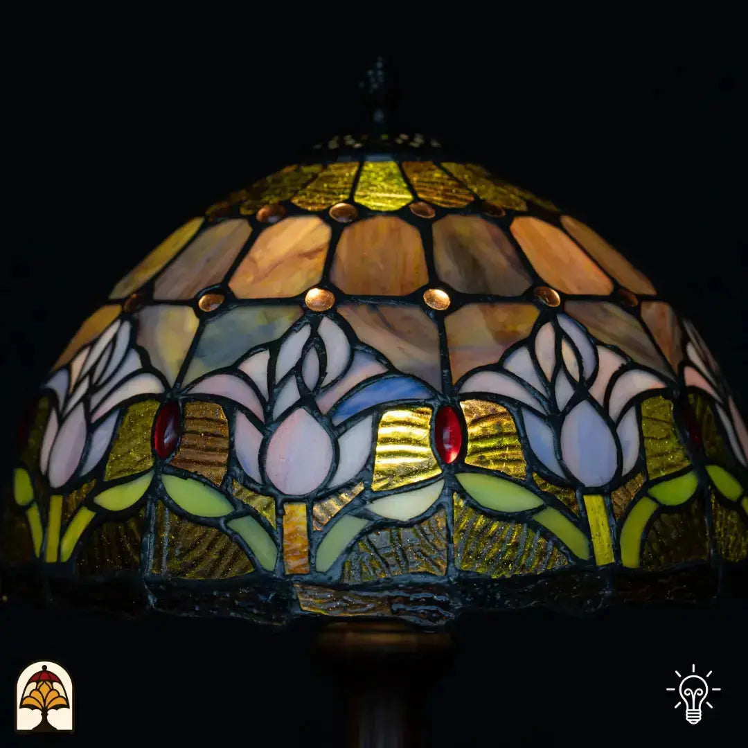 Close-up verlichte kap Tiffany lamp tafellamp Tulipa Lilac Sereno ⌀30 cm – lila en paarse tulpen in glas-in-lood