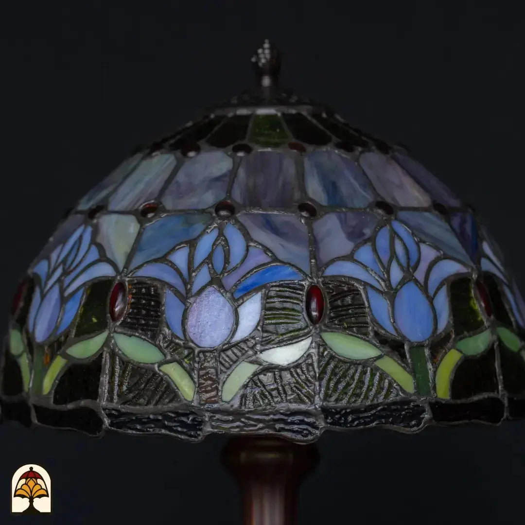 Close-up onverlichte kap Tiffany lamp tafellamp Tulipa Lilac Sereno ⌀30 cm – lila tulpen, rode edelsteen