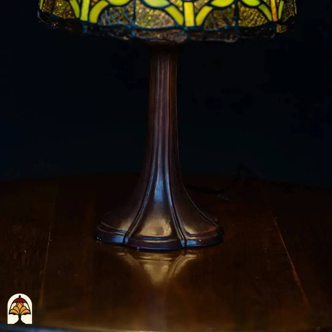 Close-up bronzen kolomvoet Tiffany lamp tafellamp Tulipa Lilac Sereno ⌀30 cm – sierlijk gegoten voet met reliëf